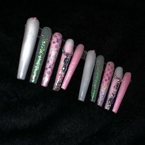 Xl LV Barbie press on Nailsss !